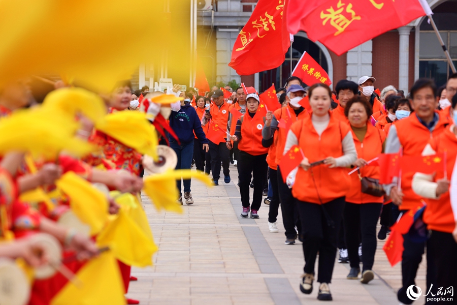 擺開雙臂、邁開腳步，健步在春天裡。人民網記者 陳博攝
