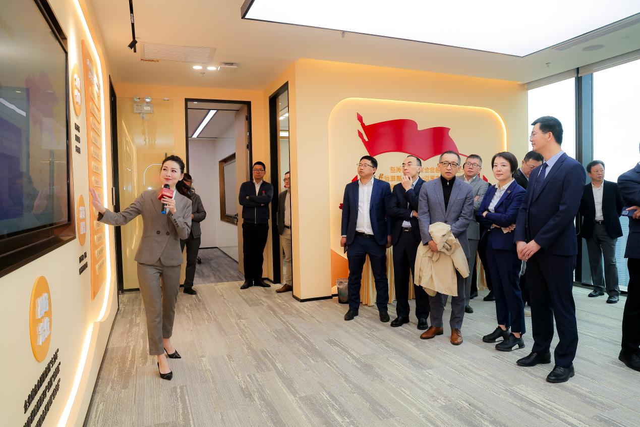 嘉賓參觀金圓集團大灣區協同中心展廳。金圓集團供圖