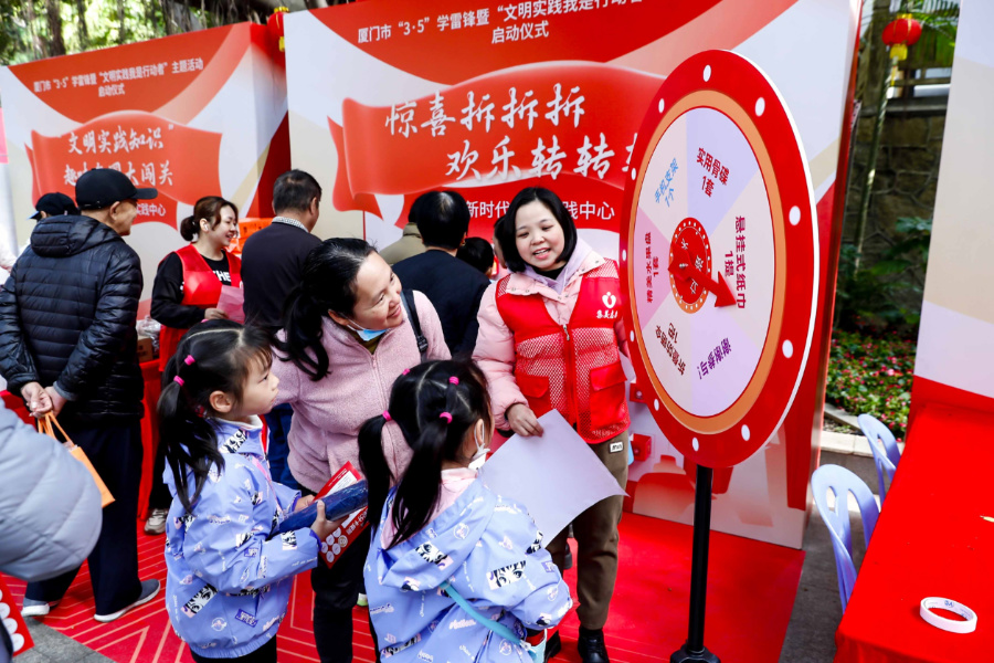 游園會現場，市民正在參與互動。陳理杰攝