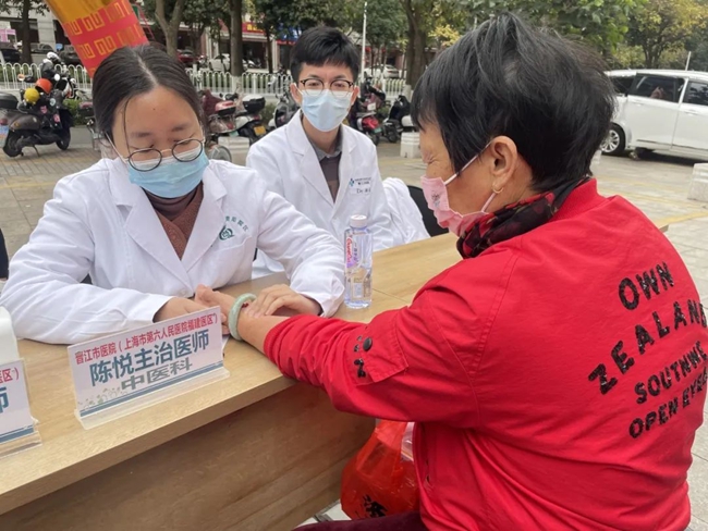中医科专家为市民提供健康指导。