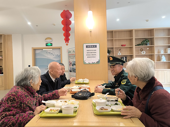 武警官兵同老人一起就餐、話家常。武警廈門支隊某中隊供圖