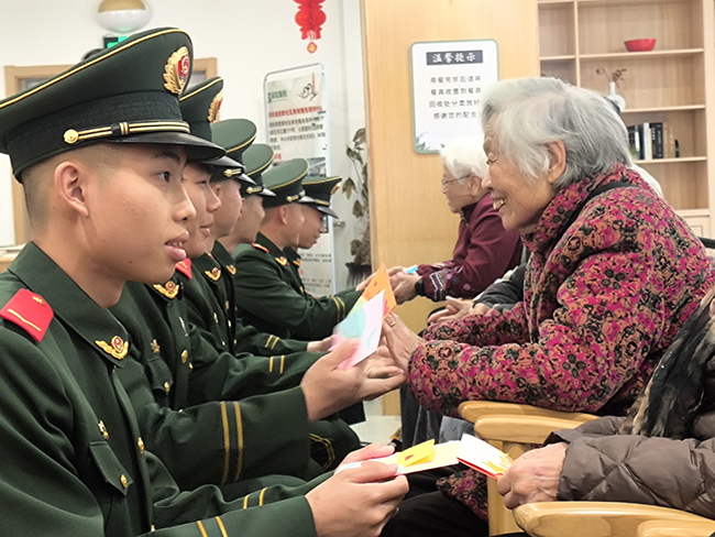 老人們為官兵們送上了精心制作的賀卡。武警廈門支隊某中隊供圖