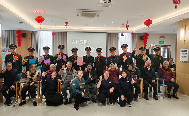 武警官兵走進敬老院開展軍地聯建學雷鋒活動。武警廈門支隊某中隊供圖