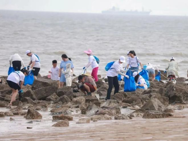 厦门市资源规划局还积极组织市民家庭共同参与洁净沙滩等各类公益活动。厦门市资源规划局供图