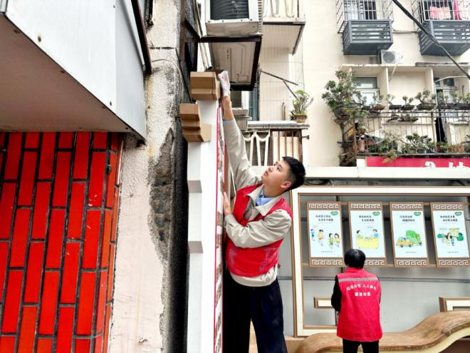 志愿者正在擦拭宣传栏。中建海峡厦门公司供图