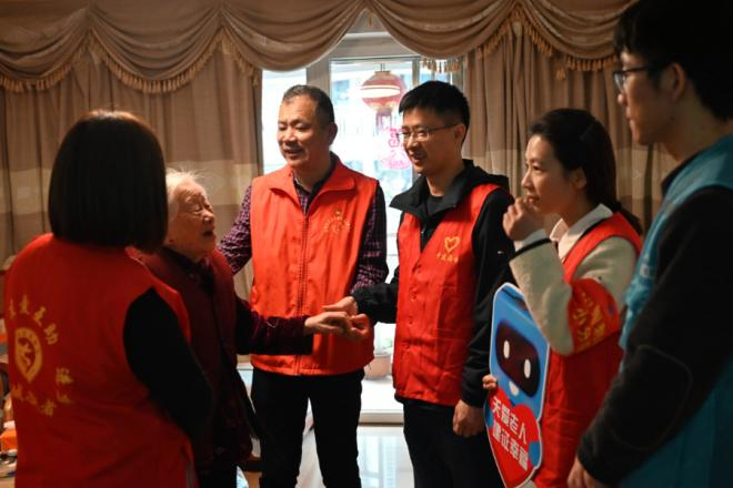 志愿者入户慰问。中建海峡厦门公司供图
