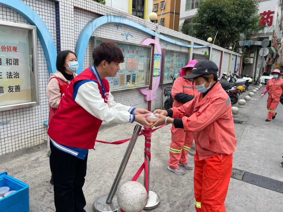 爱心慰问。集美区融媒体中心供图