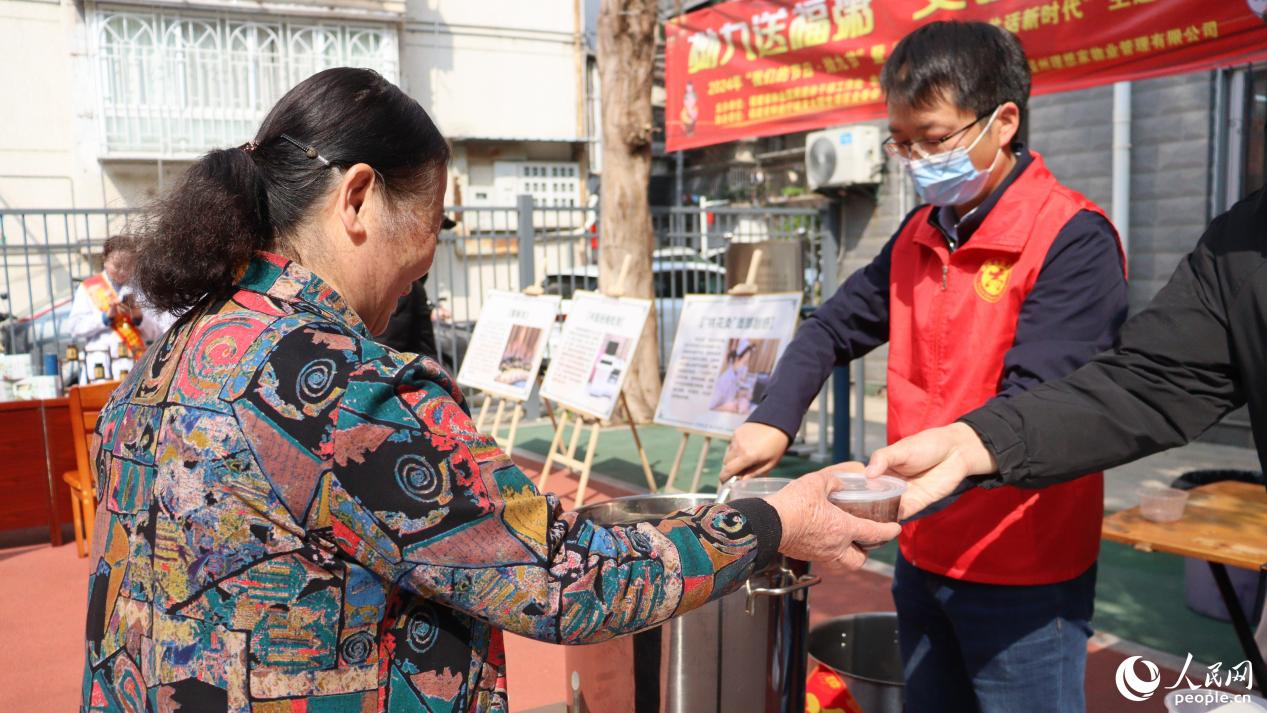 志愿者为老同志们端上甜甜的“拗九粥”。实习生 张文静摄