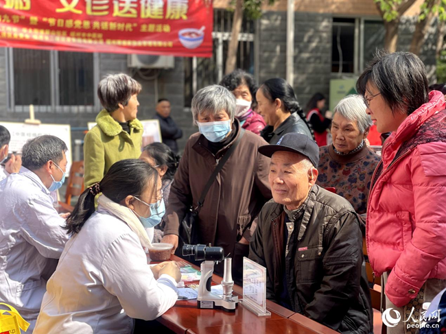 医疗专家为老同志做检测、提供健康指导。人民网 谢星宇摄