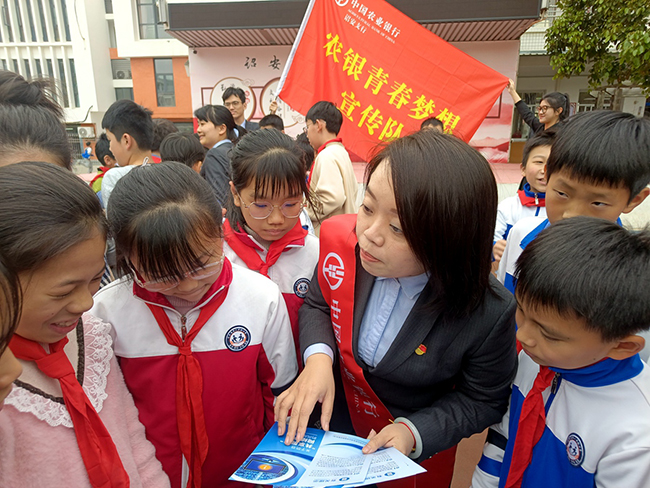 3月7日，中国农业银行南靖支行“农银青春梦想宣传队”前往诏安县第二实验小学开展金融消费者权益保护教育宣传活动。农行漳州分行供图