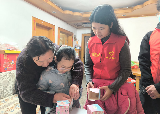 志愿者为留守儿童送去微心愿圆梦礼物。中建海峡供图