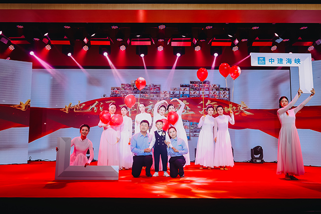 福建省最美家庭倾情出演《心中那一抹红》。中建海峡供图