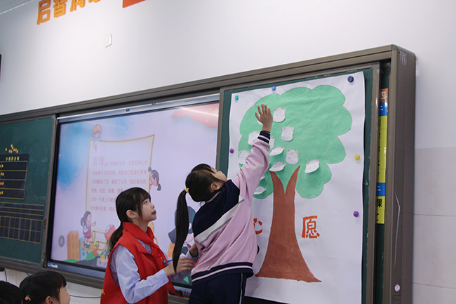 同學們在“心願樹”上貼上自己的心願貼