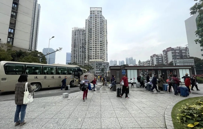 該路段附近常有旅游大巴停靠，游客在此下車前往公共衛生間或山海健康步道。
