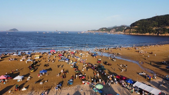 海滩上游人如织。闽东日报社融媒体中心供图
