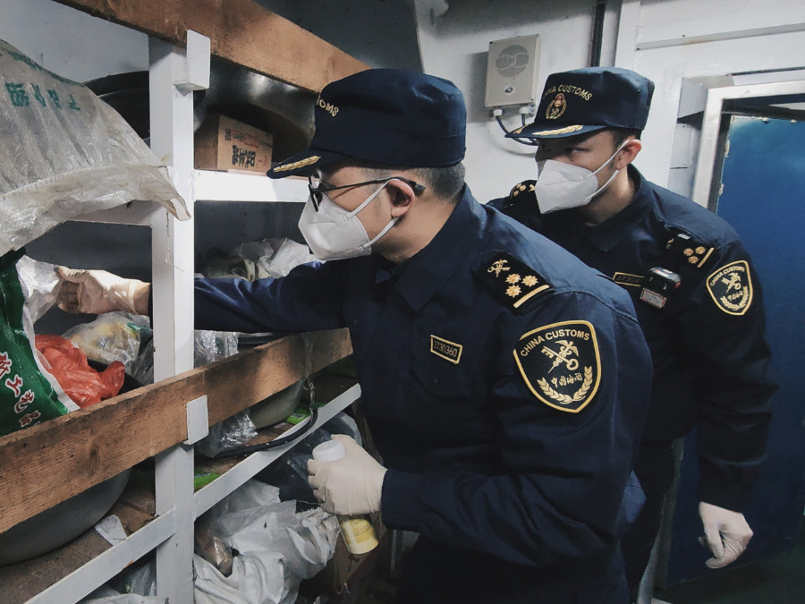 海關關員在漁船食品儲藏間等區域檢查。鄭伯堅攝