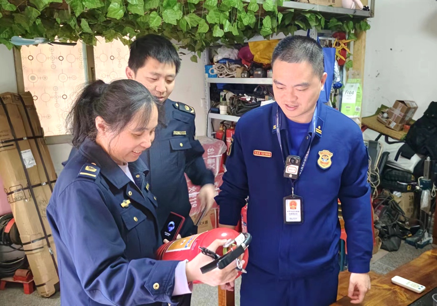 检查灭火器产品标识等。厦门市场监管局供图