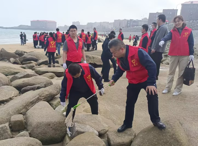 捡拾海滩垃圾。
