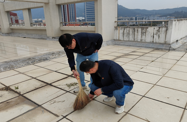清洁环境卫生。