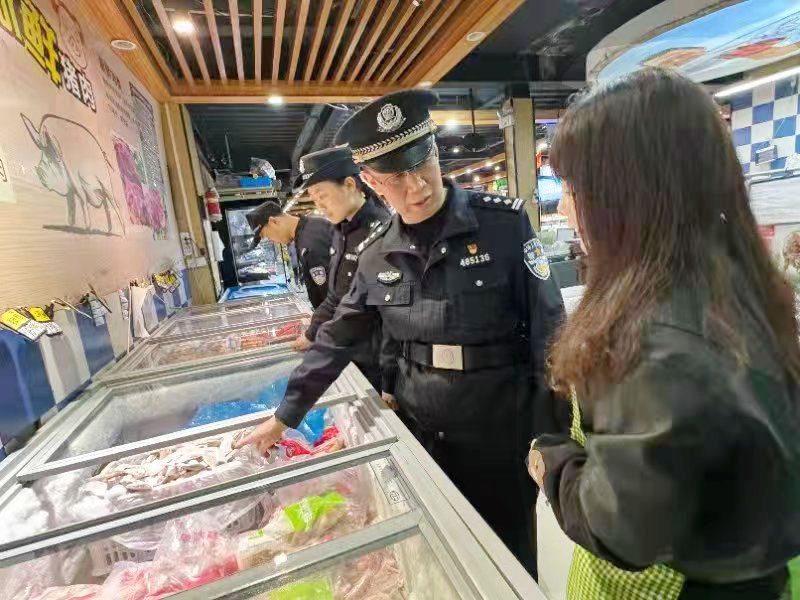 民警对进口冻品进行重点检查。安溪县公安局供图