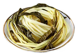 黄毕洋长杆白酸菜是黄毕洋农家自种、自制的特色家乡菜。经腌制发酵，白菜中部分水分变成酸中带咸、清香四溢的绿盈盈的“菜汁”，白菜缩水下沉，浸于菜汁之中，大约一月左右，腌制成熟的酸菜色泽金黄，酸咸适中，食之脆嫩爽口，回味无穷。