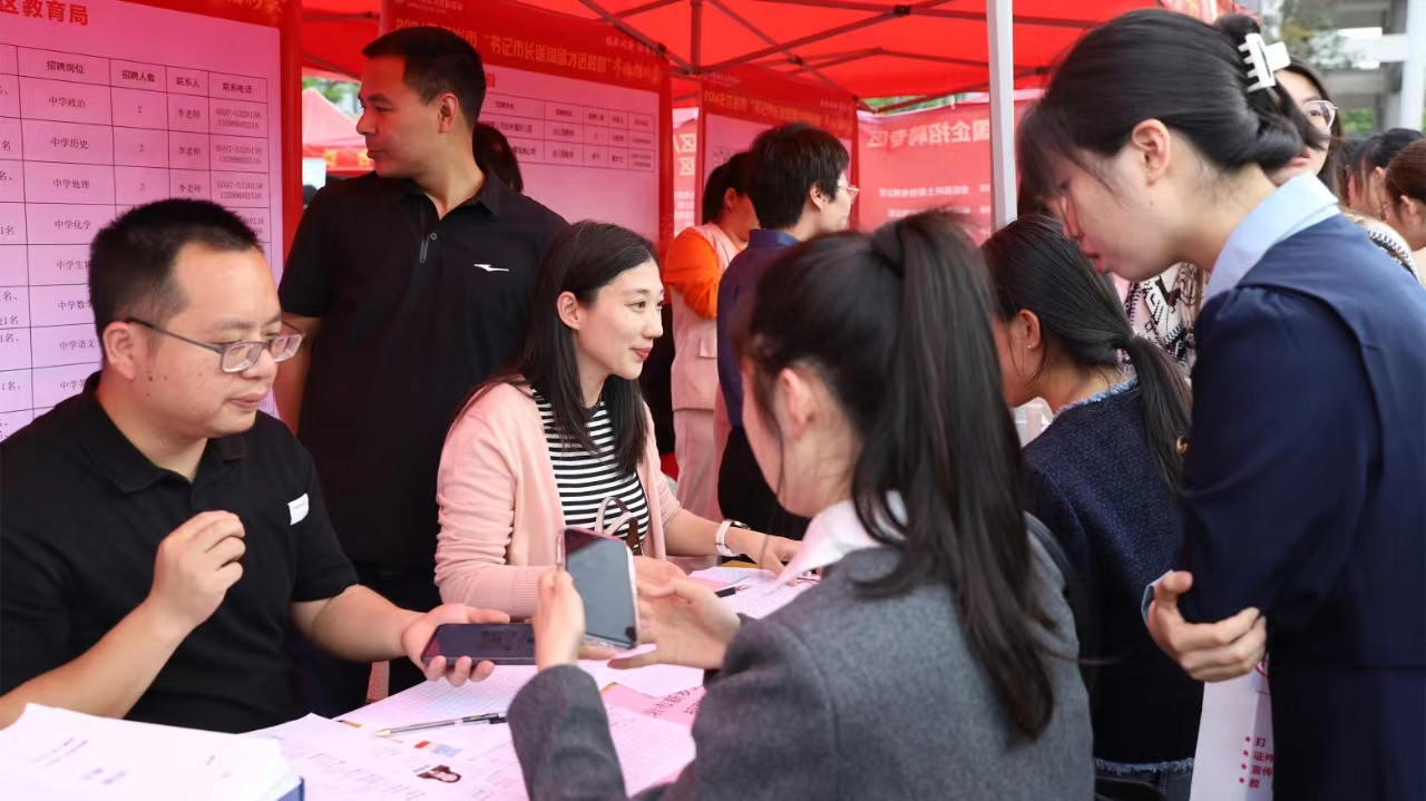 招聘會現場人頭攢動，熱鬧非凡。龍岩市人社局供圖