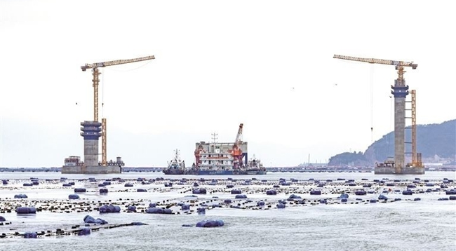 3月26日，宁上高速东吾洋特大桥首个主墩墩身完成浇筑，大桥建设即将进入上部结构施工环节。王志凌摄