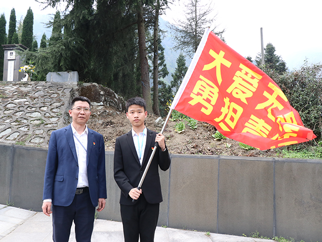 授予传承旗。中建海峡供图