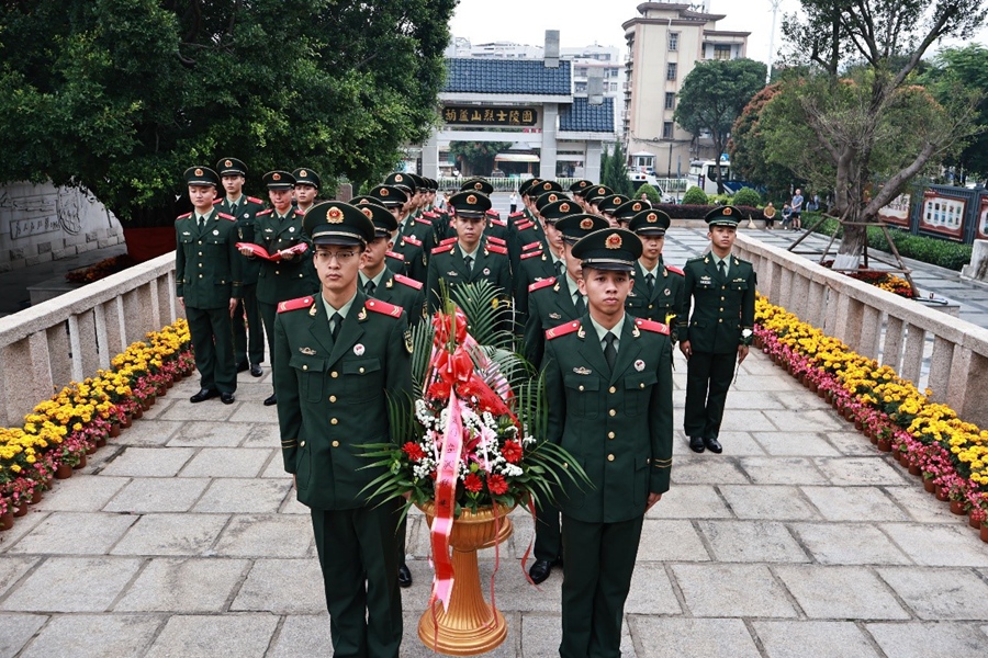 来祭奠的官兵向英雄烈士敬献花篮。