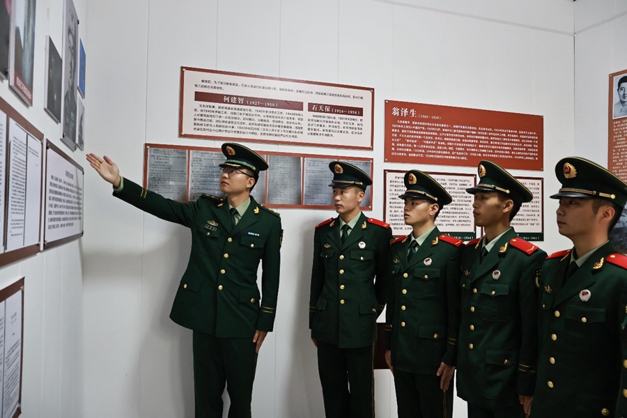 官兵们在革命烈士事迹馆,追忆烈士事迹。