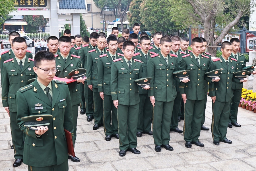 武警官兵们缅怀革命烈士。