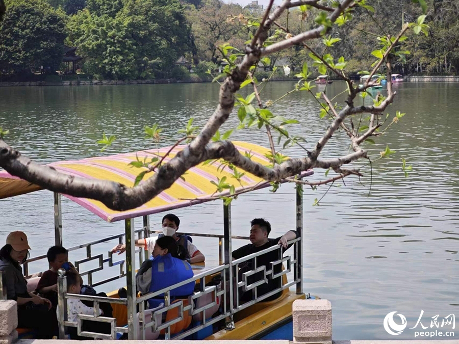 3月24日，游客乘船畅游福州西湖。人民网 黄东仪摄