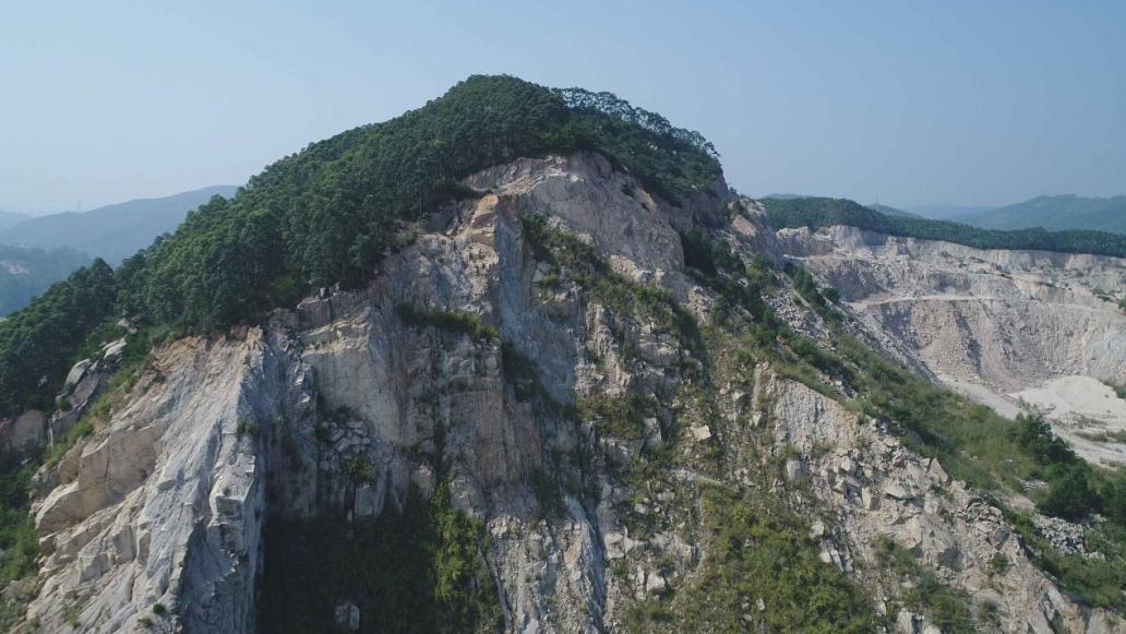 狮山-周福废弃矿山修复前，岩层裸露，满目疮痍。漳州台商投资区自然资源局供图