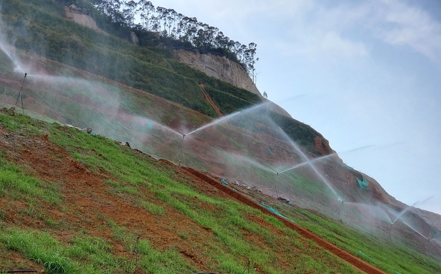 狮山-周福废弃矿山边坡绿化主要采用喷播植草，从而提高植被存活率、覆盖率。漳州台商投资区自然资源局供图