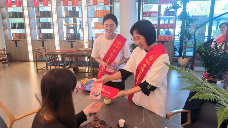 工作人员向游客介绍相关业务。福建工行供图