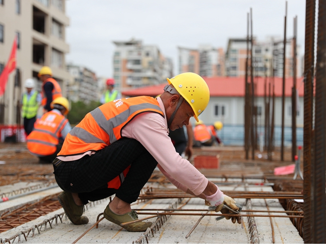 参赛选手正在捆扎钢筋。中建海峡供图