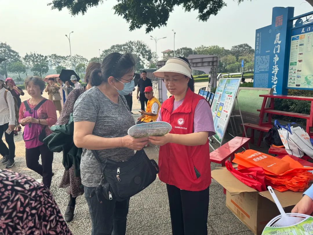 志願者向市民宣傳禁毒知識。海滄街道供圖