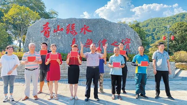 将乐县常口村村民收到首张碳票分红。廖黎婷摄