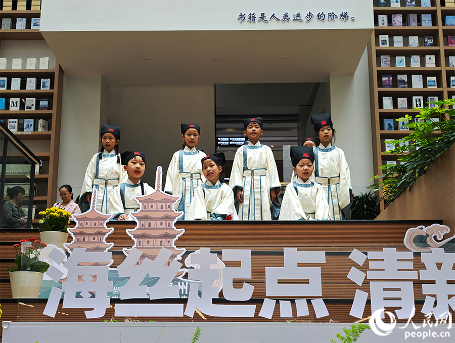 4月23日，福建省图书馆正谊书院国风少年艺术团的小团员们齐声朗诵《朱子家训》。人民网 黄东仪摄