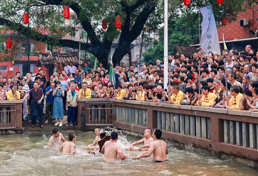 活动期间配套举办的民俗活动，吸引了许多群众前来参观。长泰区融媒体中心供图