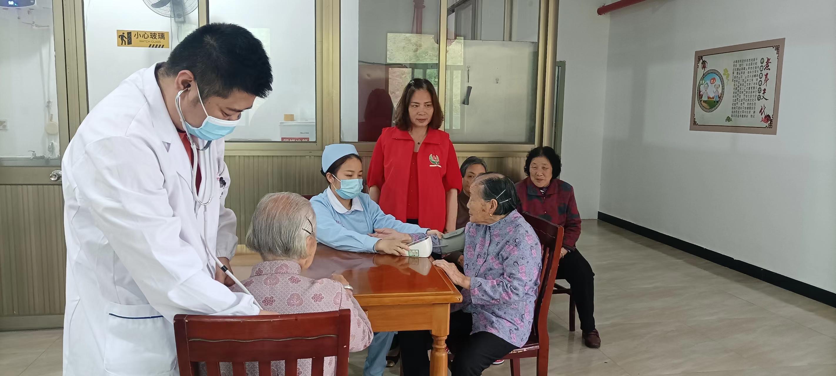 连江苔菉卫生院主治医师林震件在敬老院为老人开展健康体检。连江县融媒体中心供图