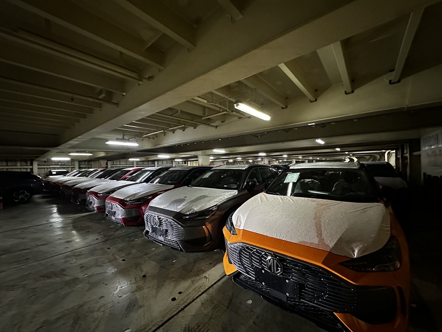 船艙內，出口汽車依次停放。
