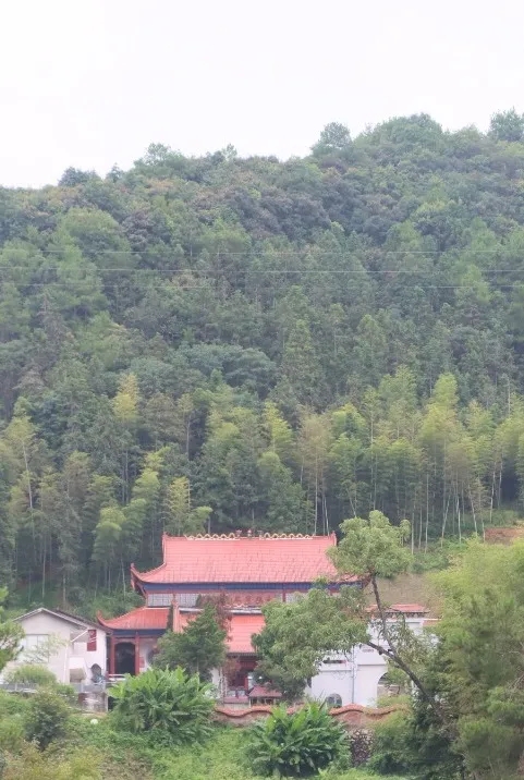 聖跡寺。聖跡寺原名“佛跡寺”，是一座擁有1280多年歷史的古寺。唐開元年間，唐朝高僧馬祖道一禪師在佛跡寺創建華夏第一座叢林，此地成為福建省禪宗發源之地及佛教中國化集成地，在中國佛教文化史上享有盛譽。寺內還保存有天然形成的佛腳印、馬祖道一坐禪處、清代3座碑刻及唐代大殿遺址等物質遺存。