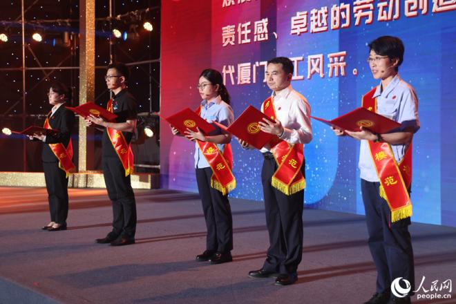 劳模工匠和职工代表现场宣读了倡议书。人民网记者 陈博摄