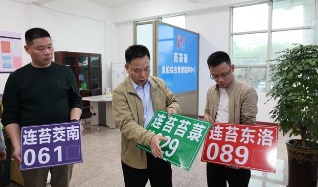 根据船舶的风险系数，分别派发红、蓝、绿三色标识牌，进行分类管理。