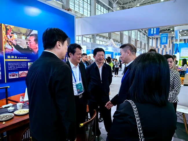省农业农村厅副厅长赖诗双(右三)介绍福建乡村工匠培育工作。福建省农业厅供图