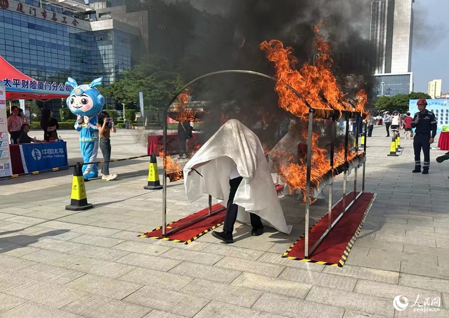 “穿越火线”项目，市民进行火灾逃生体验。人民网记者 张萌摄
