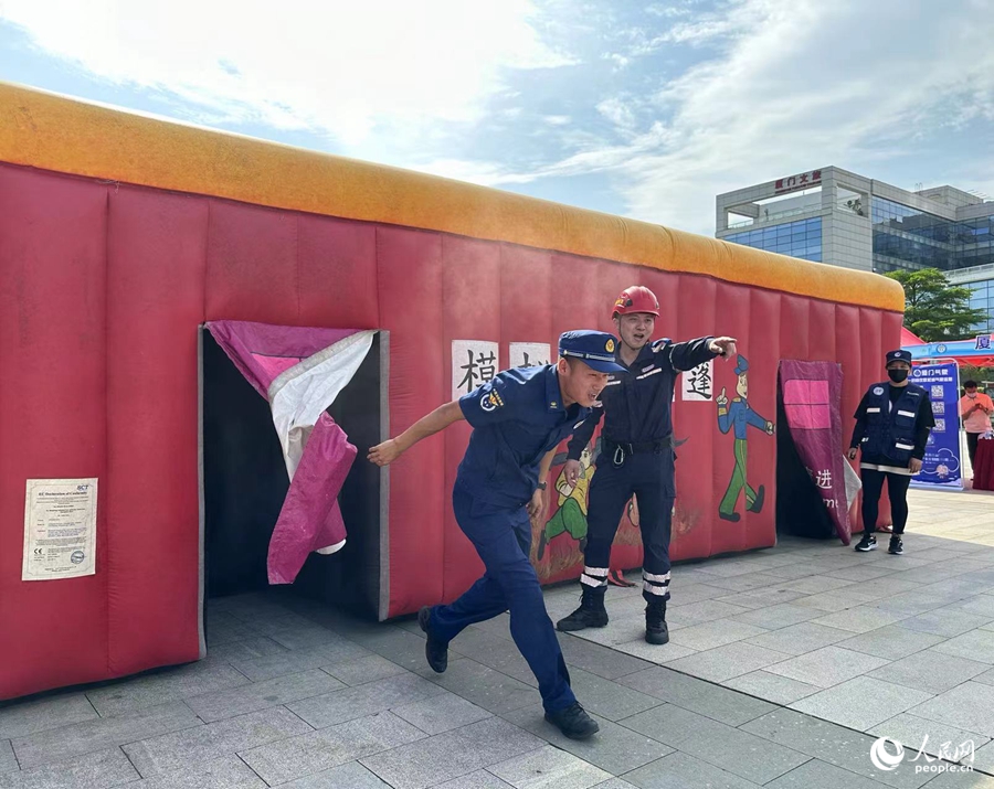 现场模拟逃生通道。人民网记者 张萌摄