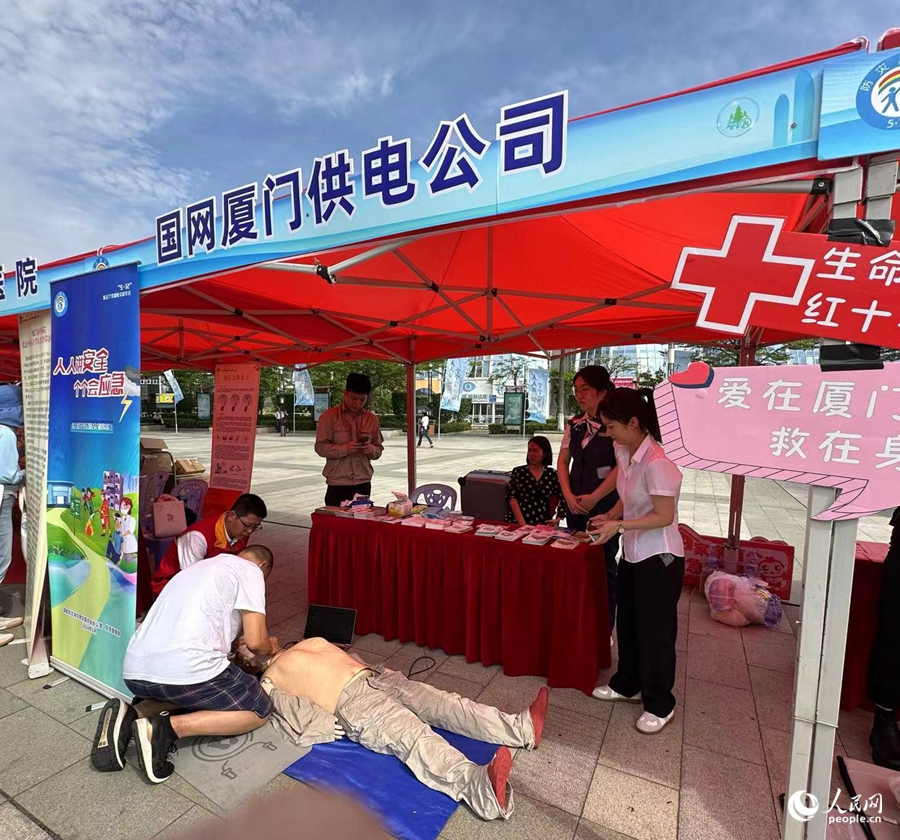活动现场，市民在专业指导下体验心肺复苏。人民网记者 张萌摄