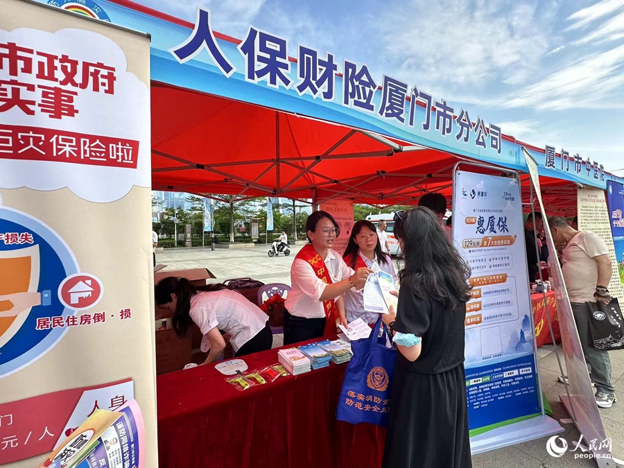 现场还为市民提供了防灾政策咨询等服务。人民网记者 张萌摄